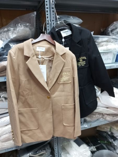 AKN C cổ vest túi ngực chữ vàng