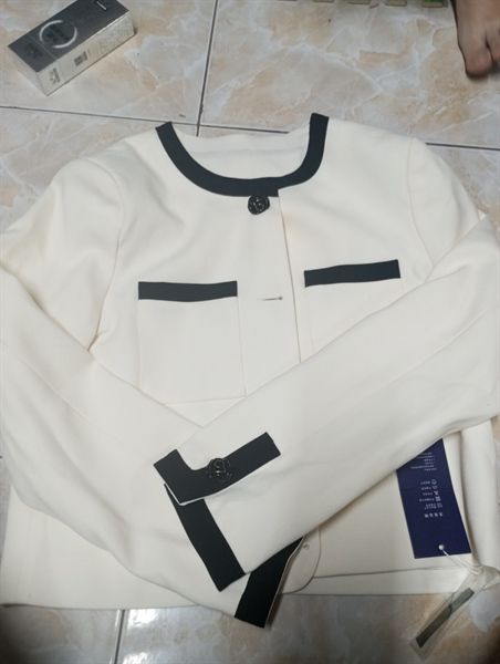 AKN cổ tròn viền đen 2 túi