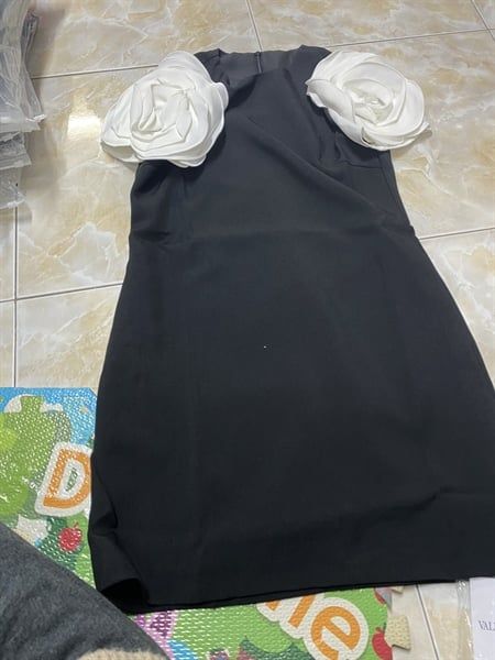 Váy Valentino tay bông hoa trắng