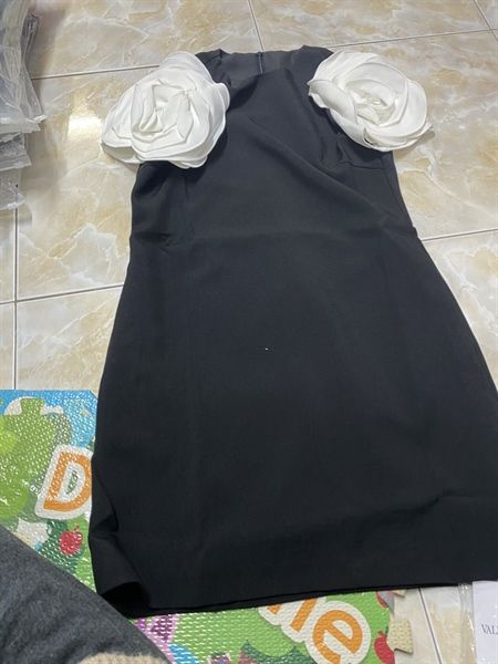 Váy Valentino tay bông hoa trắng