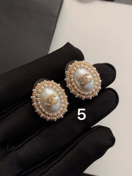 KT C oval trắng viền đá 2 tầng