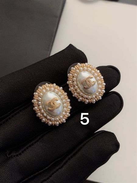 KT C oval trắng viền đá 2 tầng