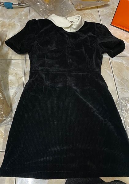 Váy ngắn tay nhung cổ trắng