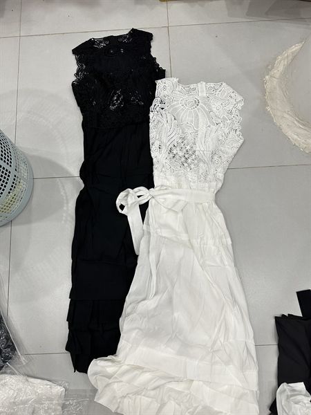 Váy khoét nách ren phối lụa