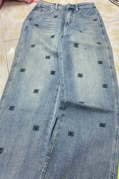 QD jean C suông đính logo đá