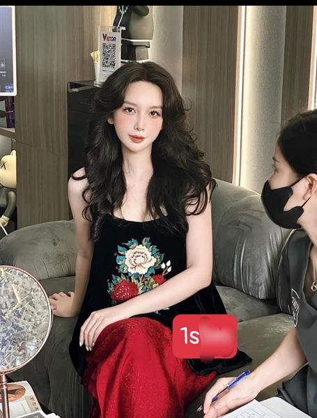 Áo nhung 2 dây thêu cành mẫu đơn (*)