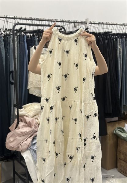 Váy khoét nách yếm dây thêu hoa đen (H)