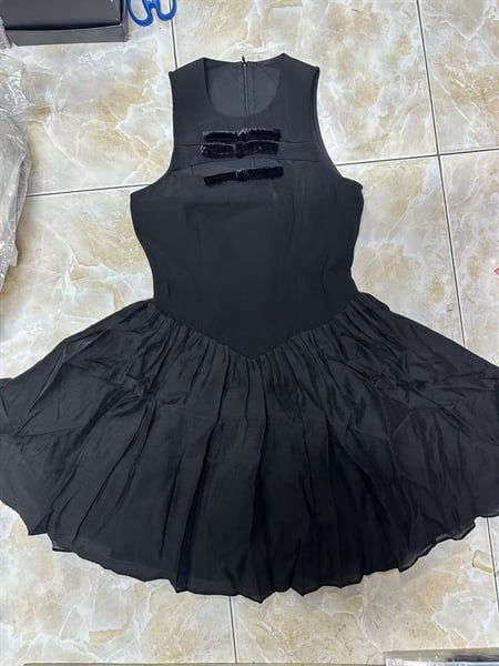 Váy khoét nách đính nơ nhung ngực