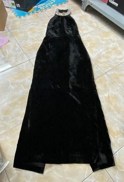 Váy nhung cổ đá khoét lưng xẻ sau