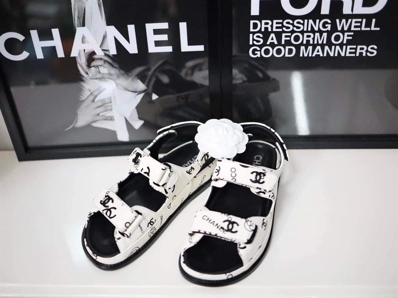 Sandal Chanel chữ