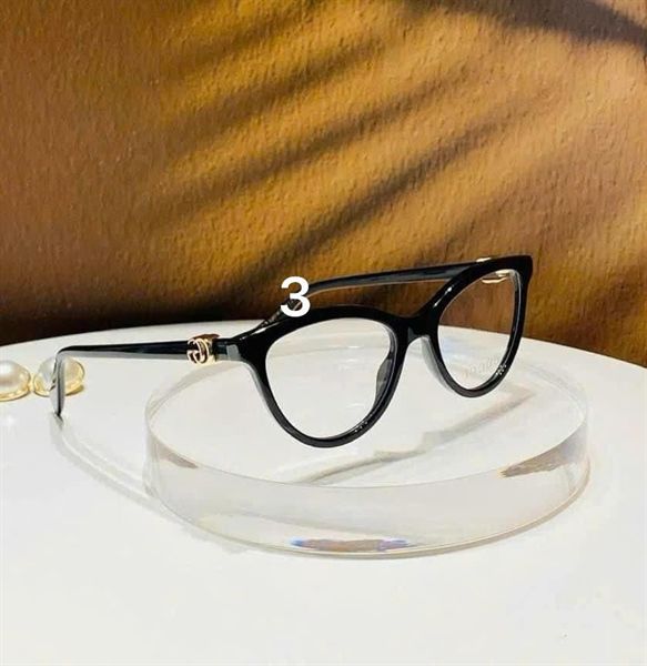 Kính Gucci gọng đen mắt to