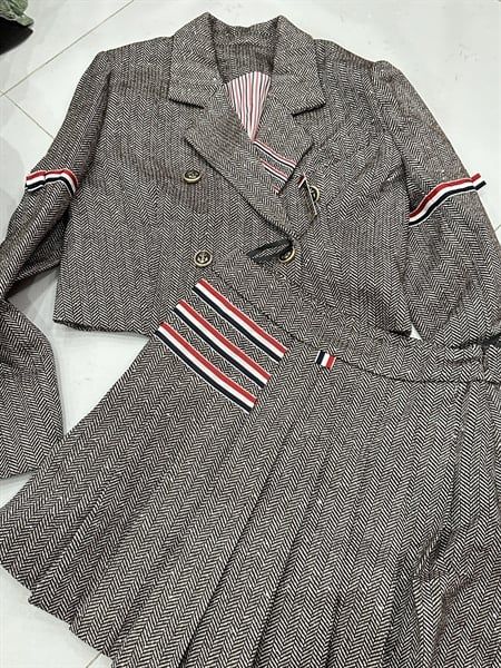 Set Thom dạ vân ak vest cvn xếp li sọc đỏ