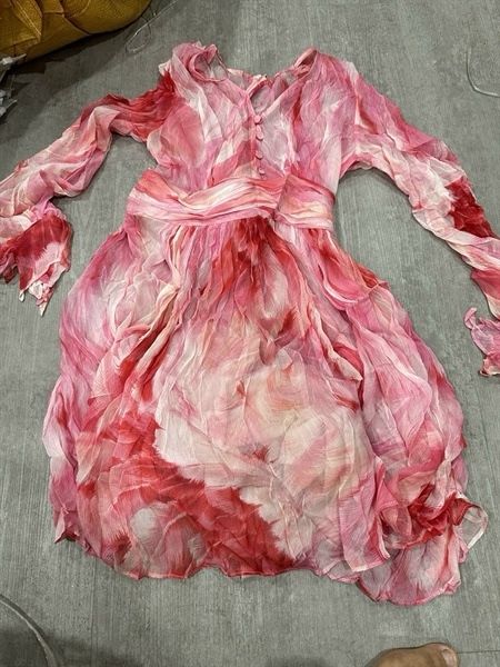 Váy dài tay hồng loang dáng ngắn