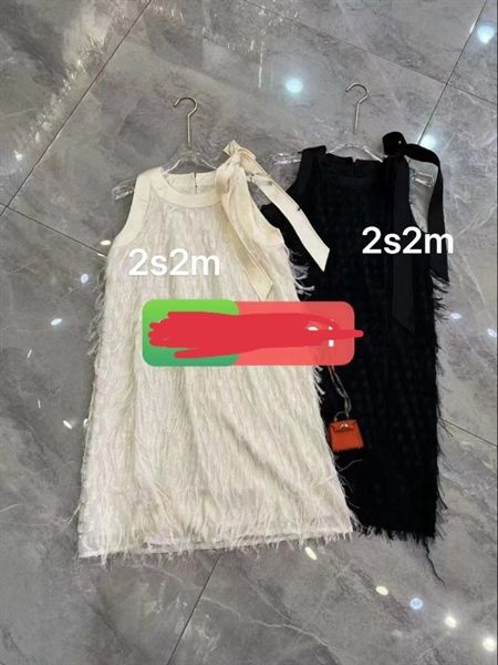 Váy khoét nách yếm tua rua