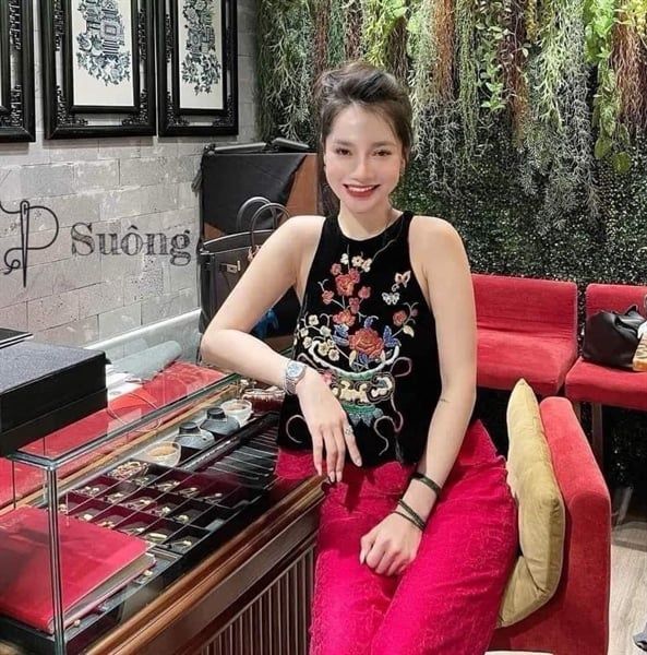 Áo nhung yếm thêu bình hoa nhí (*)