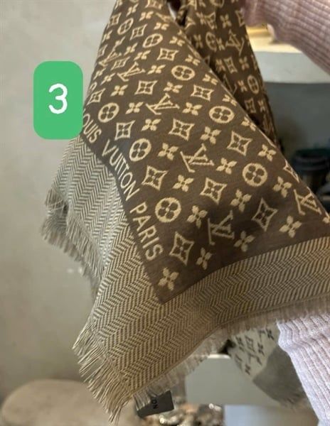 Khăn gấm LV chữ