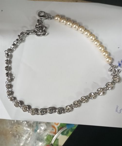 VC C nửa ngọc nửa xích đá