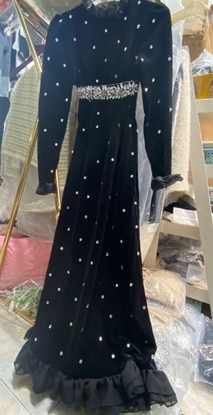 Váy dài tay nhung phối ren kèm belt đá