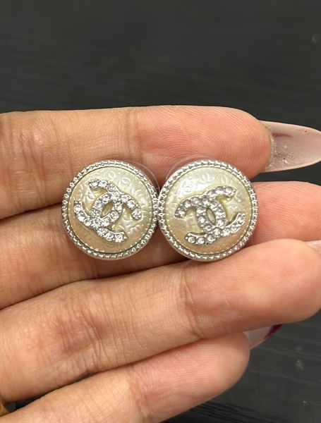 KT C tròn trắng viền đá bạc
