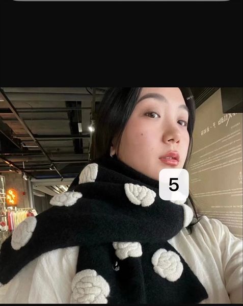Khăn len C dài đính hoa trắng