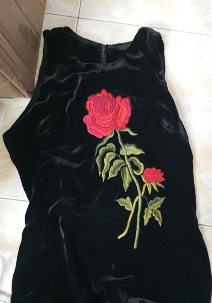 Váy nhung khoét nách thêu hoa hồng đỏ