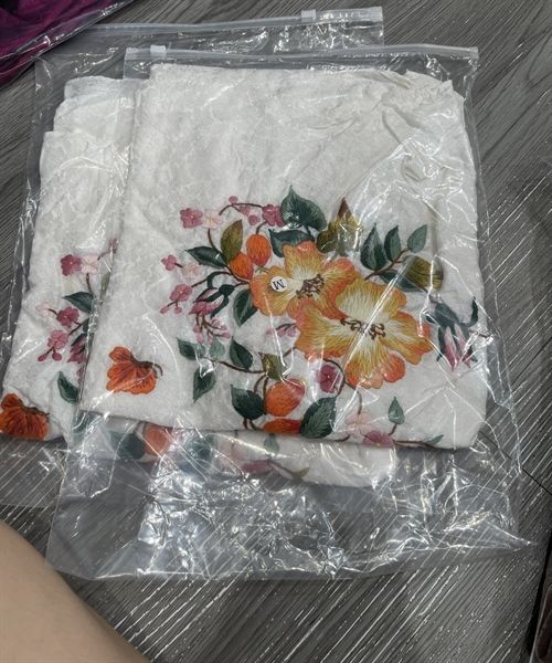 AKNN lụa thêu hoa
