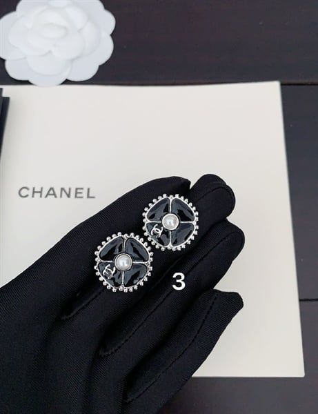 KT C hoa 4 cánh viền đá