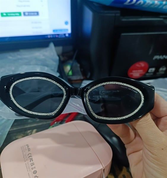 Kính Saint Laurent mắt xếch viền đá gọng đen