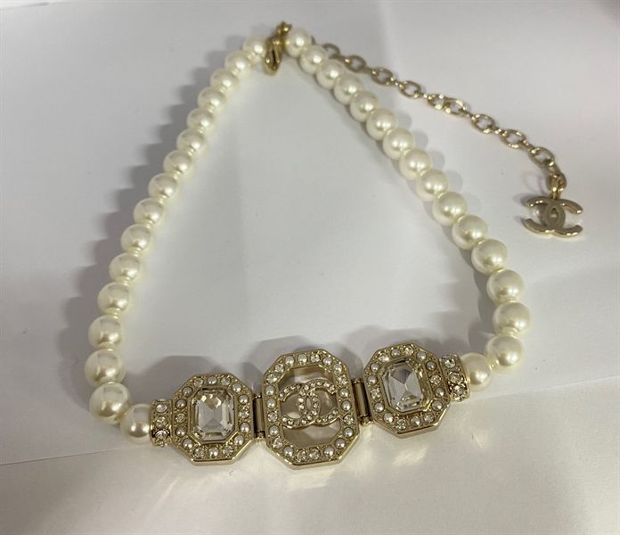 VT C chocker ngọc 3 mặt viền đá