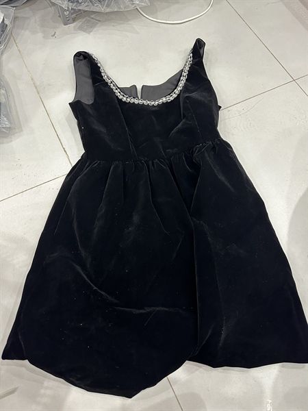 Váy nhung khoét nách viền đá cườm