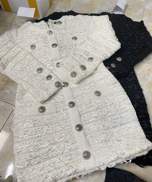 Váy len Balmain dài tay cúc bạc