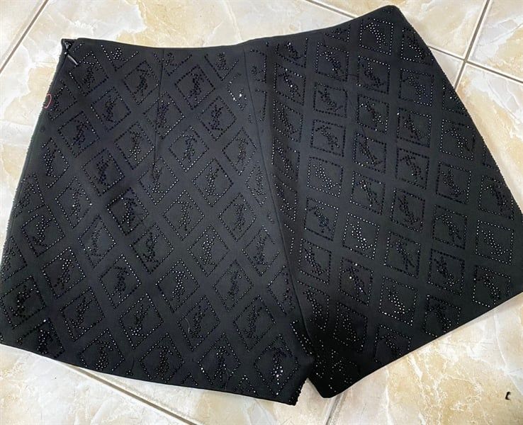 Quần sooc YSL đính cườm trám logo