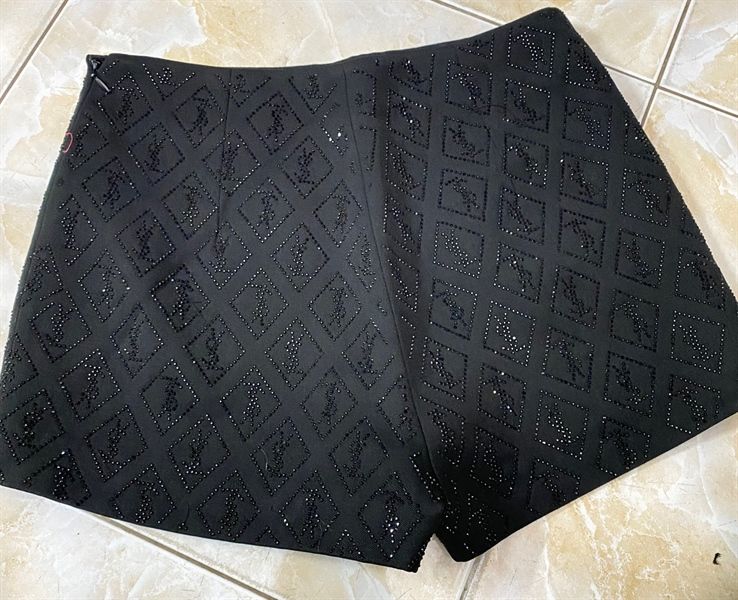 Quần sooc YSL đính cườm trám logo
