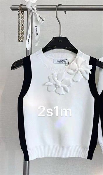AKNN len Valentino đính hoa viền đen (*)