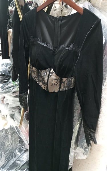 Váy dài tay nhung phối ren cổ vuông