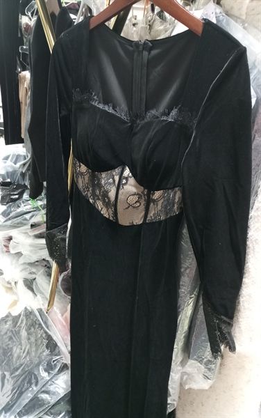 Váy dài tay nhung phối ren cổ vuông