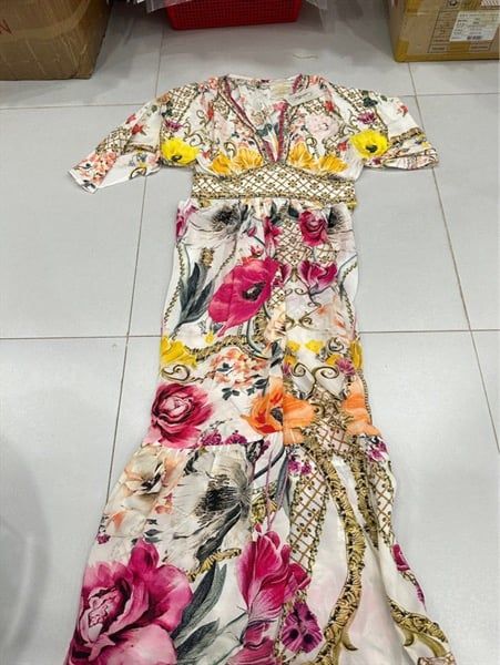 Váy Camilla tay lỡ xẻ hoa vàng đỏ