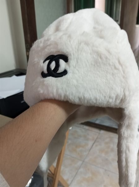 Mũ lông C 2 dây chữ đen