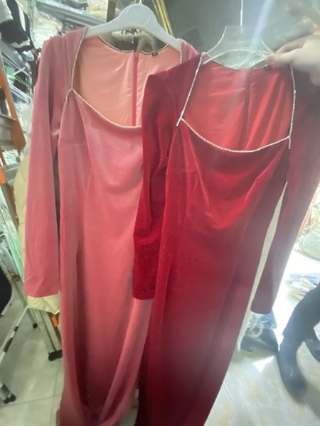Áo dài nhung cổ vuông viền đá