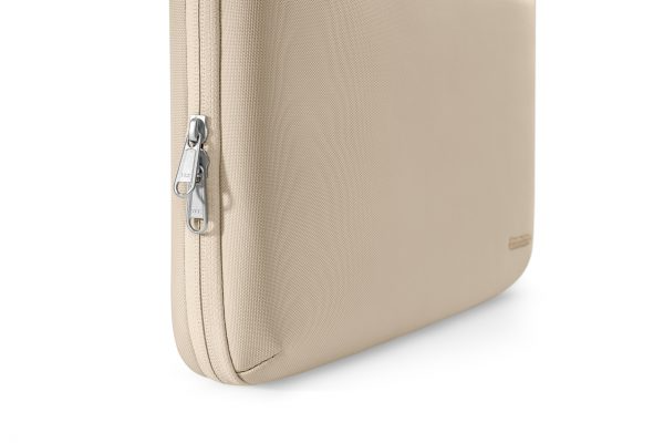 TÚI XÁCH CHỐNG SỐC TOMTOC (USA) SPILL-RESISTANT MACBOOK PRO 16” KHAKI