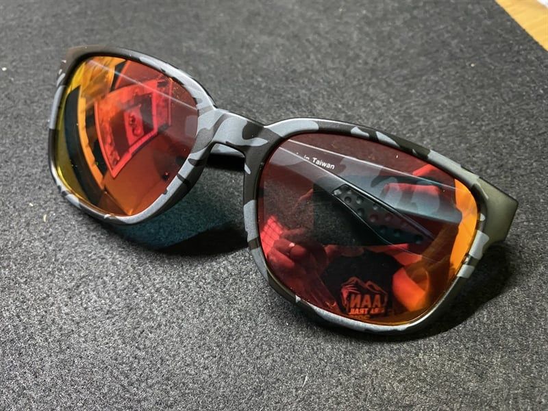 KÍNH THỂ THAO AKIWEI BLACK CAMO RED