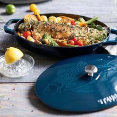 Chảo cá Staub màu xanh La Mer có nắp 32cm