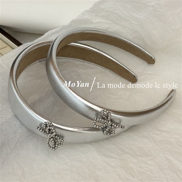Bờm dày ánh bạc nơ nhỏ