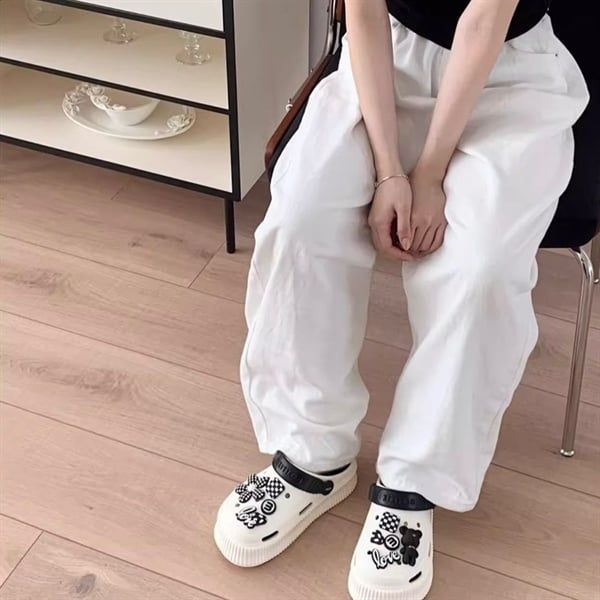 Dép cross charm gấu love tone đen