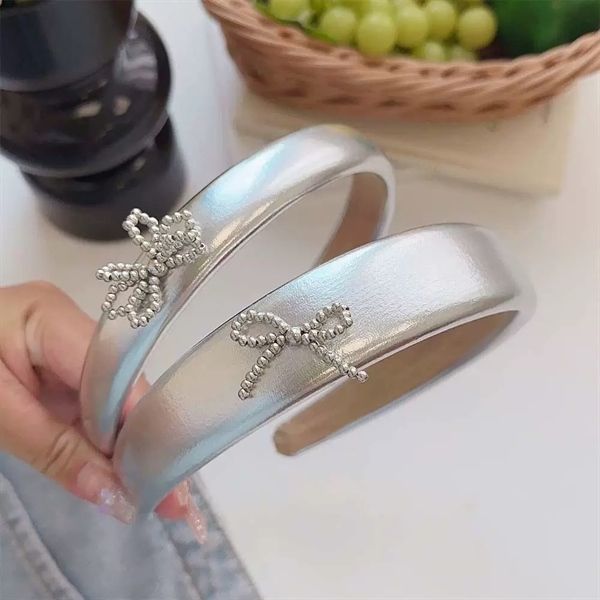 Bờm dày ánh bạc nơ nhỏ