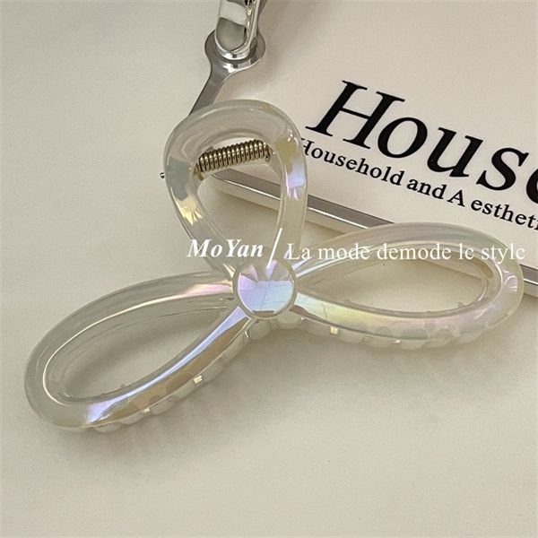 Kẹp càng cua trắng ngà ánh xà cừ