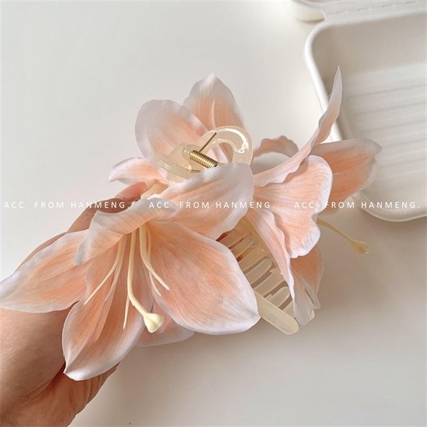 Kẹp càng cua hoa loa kèn