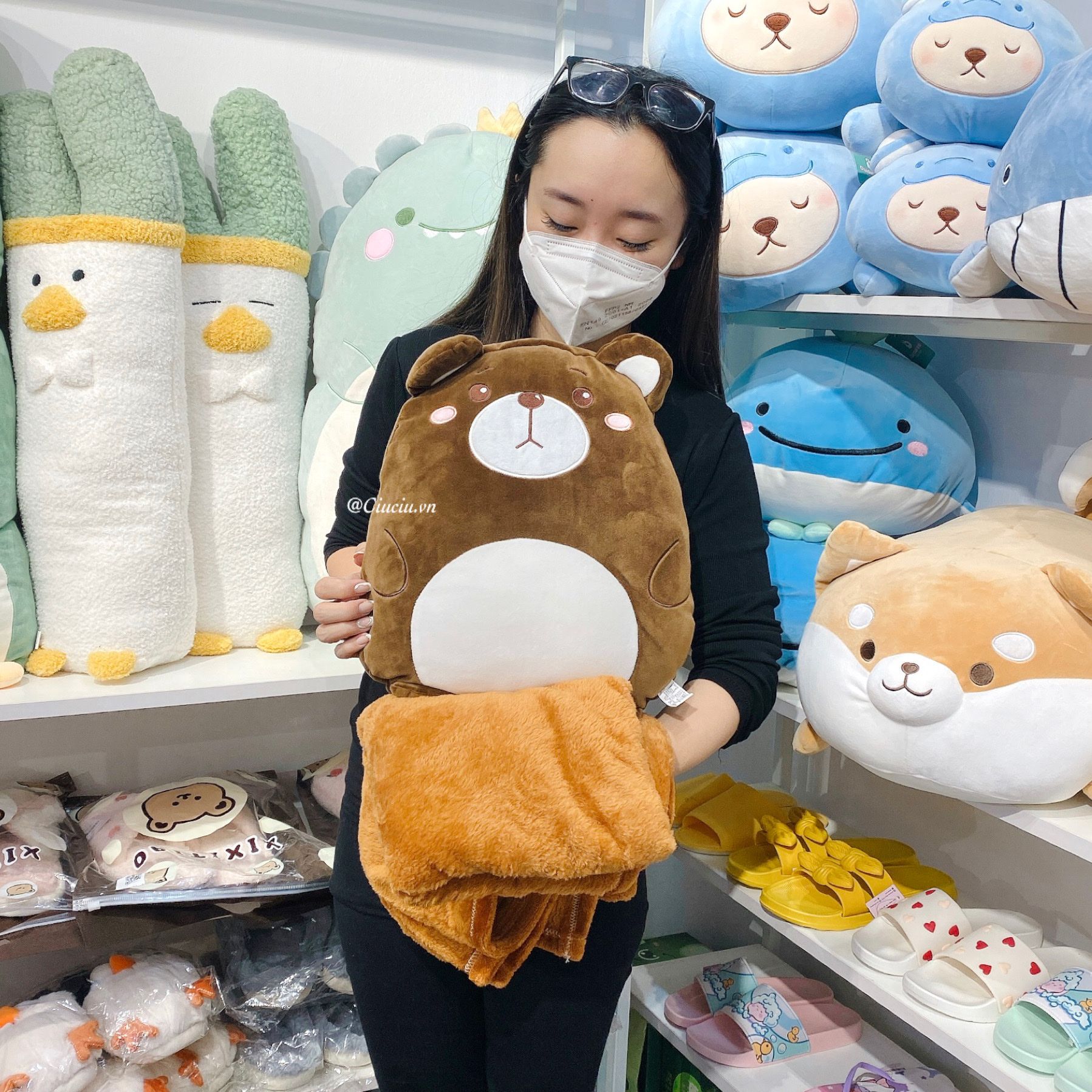 Set gối kèm chăn gấu mặt xị