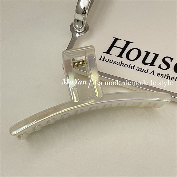 Kẹp càng cua trắng ngà ánh xà cừ