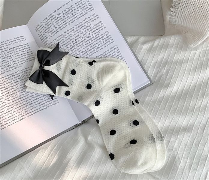 Tất lưới chấm bi nơ đen The Tealife